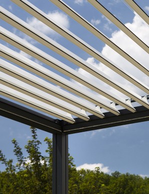 Pergola bioclimatique aluminium autoportée Xenon • Ultra Volets