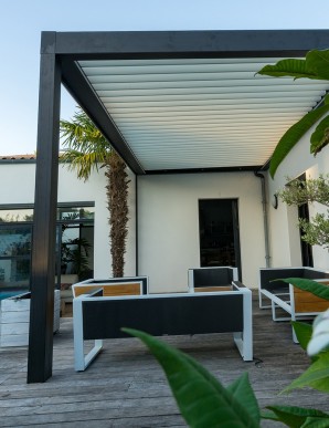 Pergola bioclimatique aluminium adossée Xenon II • Ultra Volets