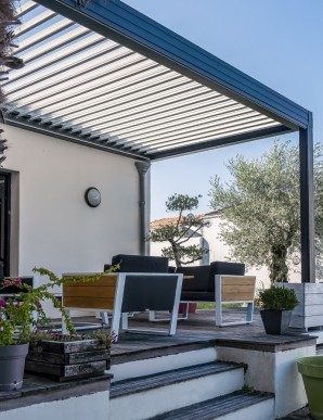 Pergola bioclimatique adossée perpendiculaire Xenon • Ultra Volets